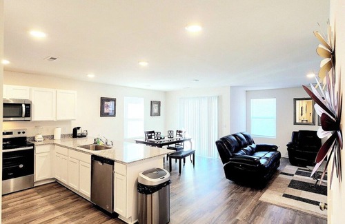 Florence House | Charming and Cozy 4BR 2BA House with Parking, Minutes from I-95 and Buc-ees
