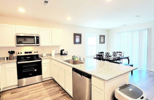 Florence House | Charming and Cozy 4BR 2BA House with Parking, Minutes from I-95 and Buc-ees