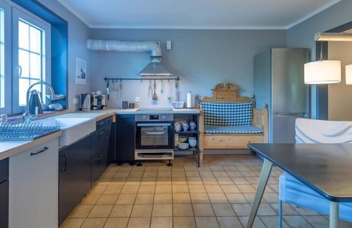 Aventoft Apartment | Charming and cozy holiday home with a fireplace