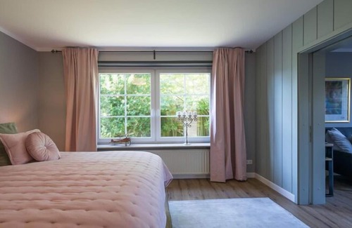 Aventoft Apartment | Charming and cozy holiday home with a fireplace