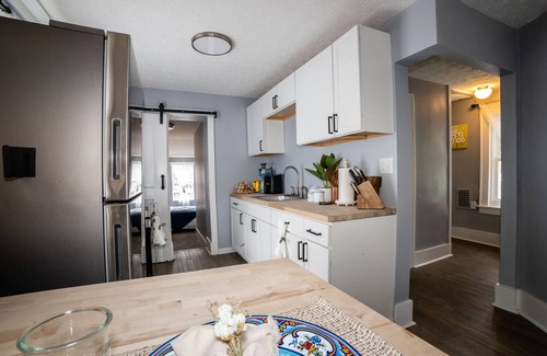 Hilltop House | Charming and Cozy Oasis ~ Free on site parking