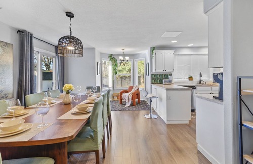 Vancouver House | Charming and Peaceful Farmhouse - Family Retreats