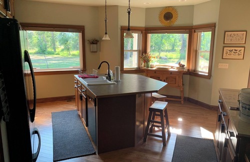 Grantsdale House | Charming and private 3-bedroom house on Camas Creek South of Hamilton