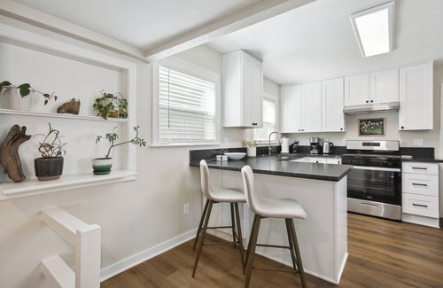 Southeastern Sacramento Cottage | Charming and private 1bedroom cottage in Sacramento w/ large yard, WiFi and AC
