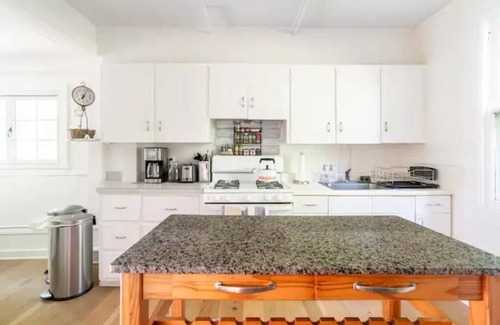 West Cornwall House | Charming and Relaxing 4br Farmhouse for Group Getaway