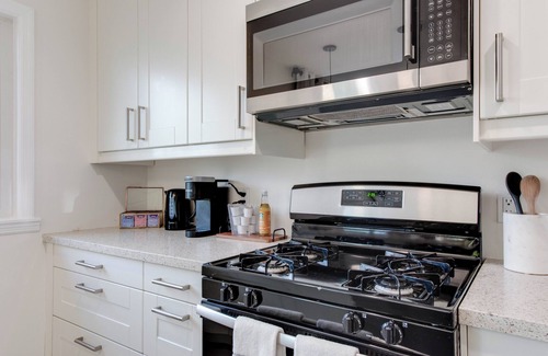 Altadena House | Charming and Serene 2-bedroom house with AC and WiFi in Altadena
