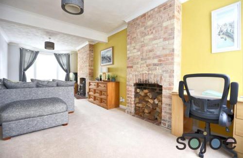 Lowestoft House | Charming and spacious 3 bedroom house very close to the beach