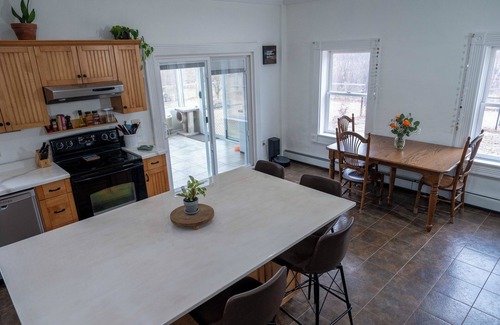 Suamico House | Charming and Spacious NFL Draft-Ready 3-bedroom Estate in Green Bay, WI