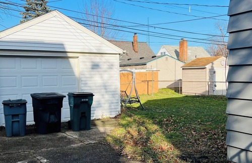 Ferndale House | Charming and Spacious 3-bedroom House with WiFi, AC in nice Ferndale, MI