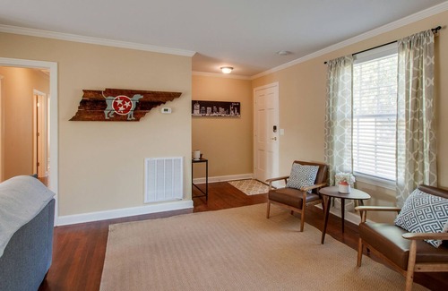 Whitebridge House | CHARMING AND SPACIOUS- JUST 6 MILES FROM DOWNTOWN- 4BR/3BA