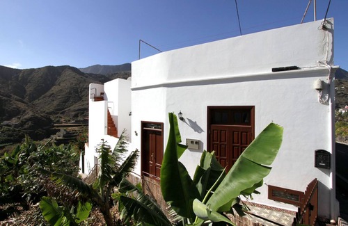 Hermigua Apartment | Charming apartment with garden and sea views