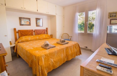 Binisafua House | Charming apartment and pool facing the beach