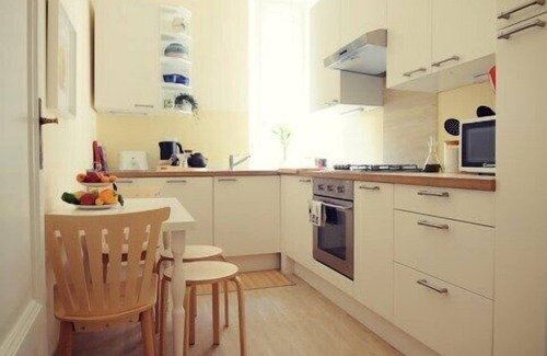 Aventine Apartment | Charming apartment in 1930s villa in quiet, central, green area.