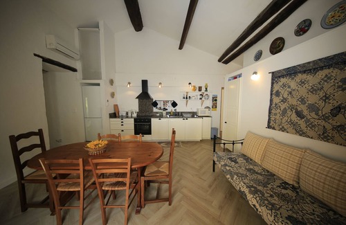 Reynes Apartment | Charming apartment in a tranquil countryside setting where the Pyrenees meet the Mediterranean Sea