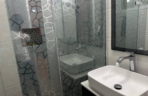 Molynes Gardens Apartment | Charming apartment in beautiful Kingston with AC
