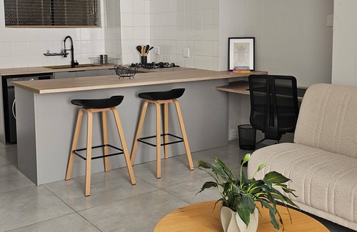 Greater Johannesburg Metropolitan Area Apartment | Charming apartment in lovely Sandton with WiFi
