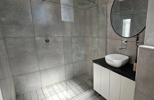 Greater Johannesburg Metropolitan Area Apartment | Charming apartment in lovely Sandton with WiFi