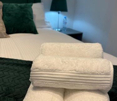 Ealing Broadway Apartment | Charming Apartment in West Ealing, 12 Mins to Central London by Train, Free Parking, 8-Min Walk to Station