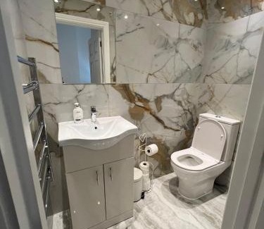 Ealing Broadway Apartment | Charming Apartment in West Ealing, 12 Mins to Central London by Train, Free Parking, 8-Min Walk to Station