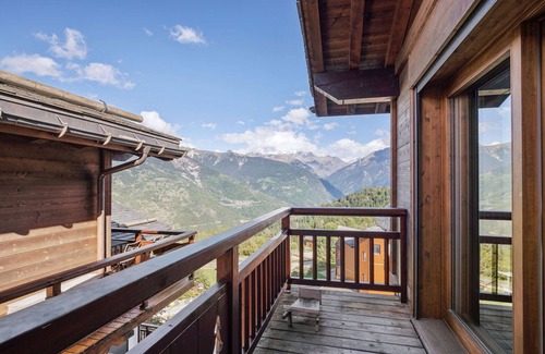 La Perriere Apartment | Charming Apartment Near Slopes in La Tania - 2 Adults & 2 Kids