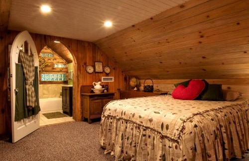 Topton House | Charming Appalachian Mountain Cabin for Glamping near the Nantahala River