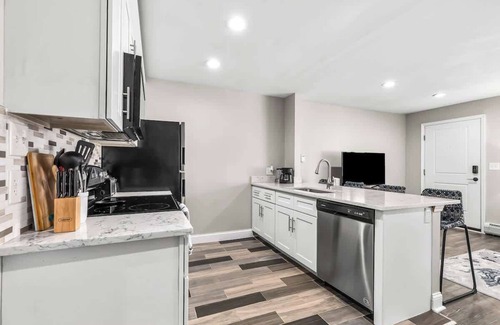 Royal Oak Apartment | Charming Apt 4 near Beaumont