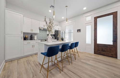 Midtown Apartment | Charming Apt near Trinity Univ, Pearl, DT & 2 King Bed