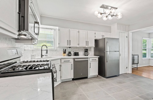 Dallas House | Charming Arboretum Main House - Stylish 3-Bedroom Sanctuary