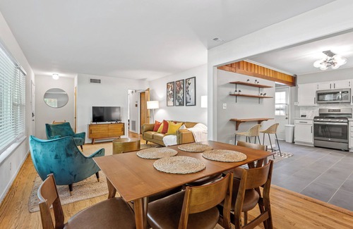 Dallas House | Charming Arboretum Main House - Stylish 3-Bedroom Sanctuary