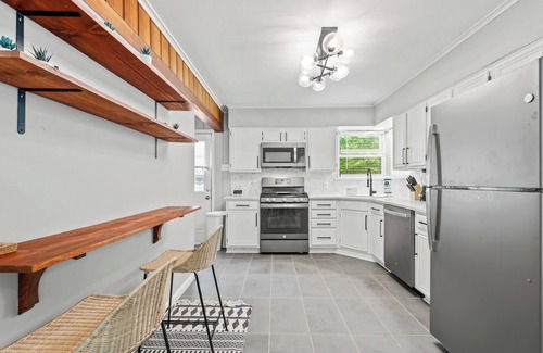 Dallas House | Charming Arboretum Main House - Stylish 3-Bedroom Sanctuary