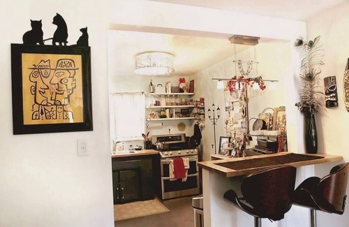 Alamitos Beach Condo | Charming Artist Condo - Close walk to the Beach