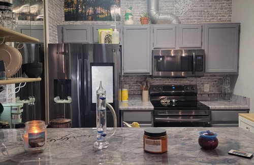 Ferry Pass Condo | Charming Artist's nook - 1-bed condo with WiFi, AC. Close to beach and shopping