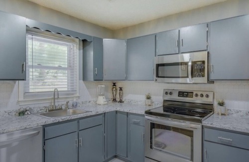 Athens House | Charming Athens Home With Deck-Near Sanford Stadium!
