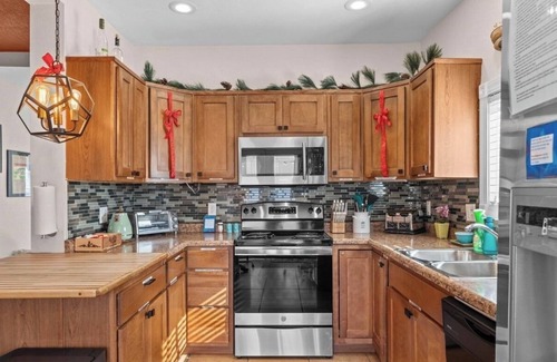 Baraboo House | Charming Baraboo Stay! 4 min WALK to Circus World! Near Devils Lake & Wis Dells!