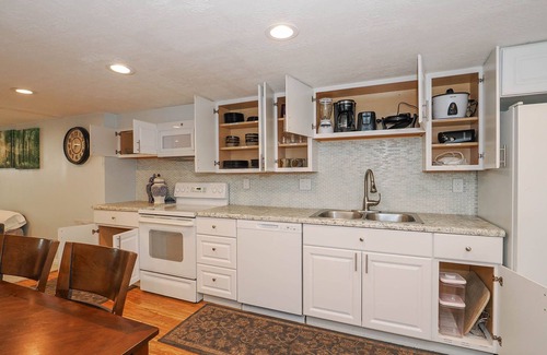 Murray Apartment | Charming basement apartment in ideal/central location