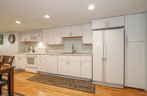 Murray Apartment | Charming basement apartment in ideal/central location