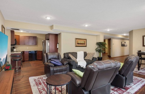 Cottage Grove House | Charming basement-level 3-bedroom house with backyard view and gazebo