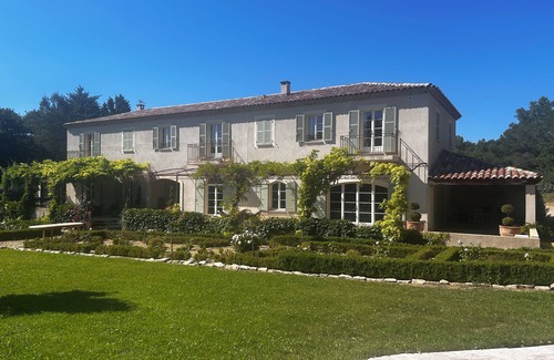 Rognes House | Charming bastide, between the Luberon and historic quaint Aix en Provence.