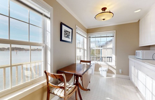 Old Town Apartment | Charming Bayfront Cottage with Gorgeous Views - Ideal for Quick Romantic Getaway