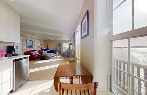 Old Town Apartment | Charming Bayfront Cottage with Gorgeous Views - Ideal for Quick Romantic Getaway