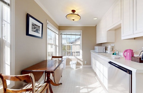 Old Town Apartment | Charming Bayfront Cottage with Gorgeous Views - Ideal for Quick Romantic Getaway