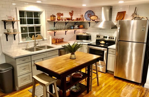 Raceland House | Charming bayou-side cottage perfect for a Cajun Country retreat
