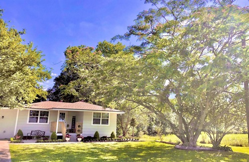 Raceland House | Charming bayou-side cottage perfect for a Cajun Country retreat