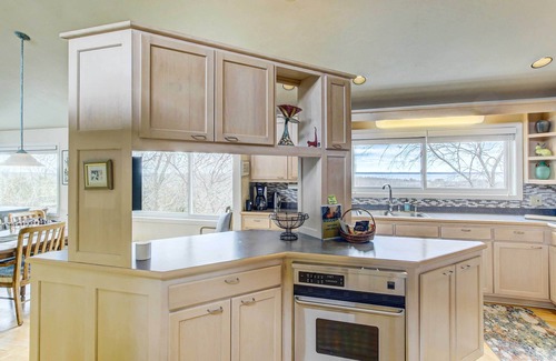 Morrison House | Charming ‘Bayview Art House’ with Deck & Grill!