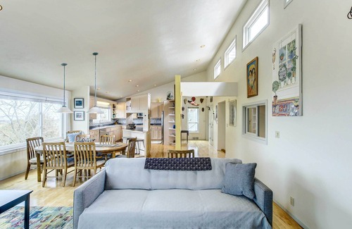 Morrison House | Charming ‘Bayview Art House’ with Deck & Grill!