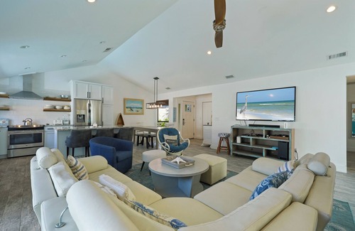 Sandestin House | Charming Beach House - Private Pool & 2 GOLF CARTS! Walk to Pool. Near Beach.