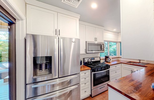Colee Hammock House | Charming beach retreat 1 block from Las Olas with dog-friendly yard & lanai