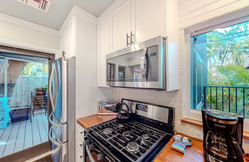 Colee Hammock House | Charming beach retreat 1 block from Las Olas with dog-friendly yard & lanai
