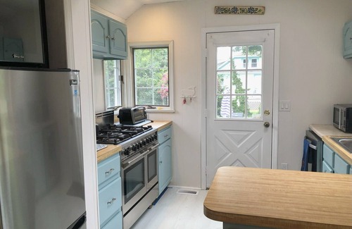 Jamesport Cottage | Charming Beach Cottage, Steps to Beach, Enjoy Harvest Time LI's Wine Region.