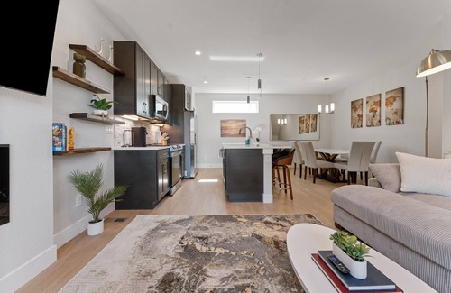 Barths House | Charming beautiful 3-bedroom townhome with WiFi and AC in Wheat Ridge